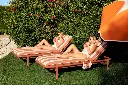 fatboy-sunbun-daybed-terracotta-stripe-orange-ambiance-01-107619.webp