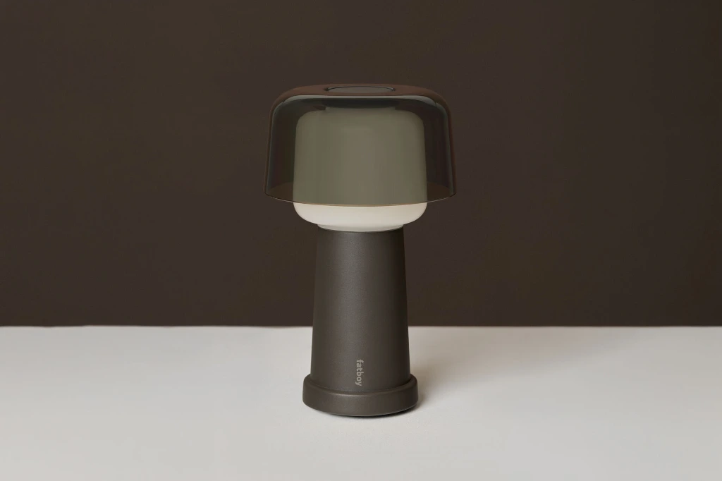 fatboy-revolve-portable-lamp-coffee-masterpiece-02-108093.webp