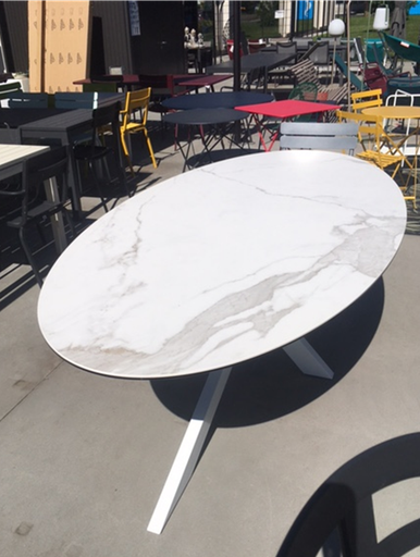 Table en céramique éllipse 250x125 cm coloris blanc marbré